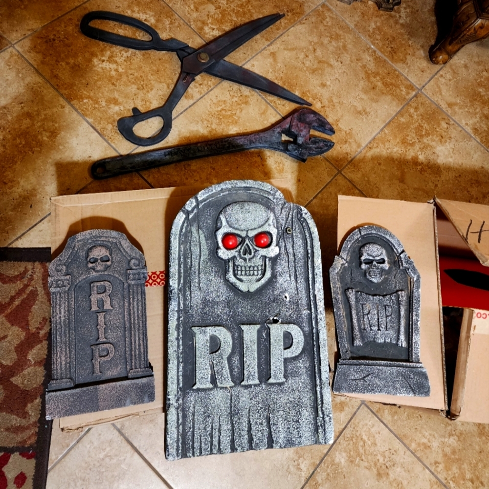 Haloowen Decor Tombstones Scissors and wrench